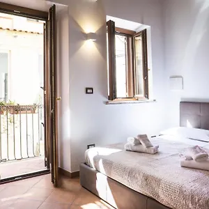 Apartment Tina House - Il Cortile Nel Centro Storico Di, Taormina
